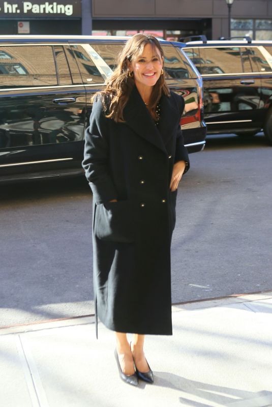 JENNIFER GARNER Arrives at Her Hotel in New York 02/28/2022