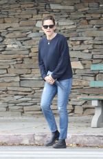 JENNIFER GARNER Out at Brentwood Country Mart 03/19/2022