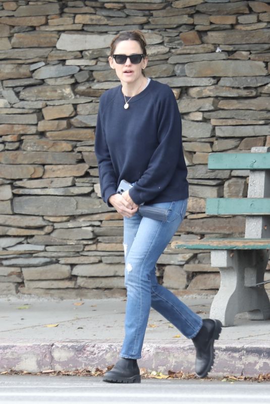 JENNIFER GARNER Out at Brentwood Country Mart 03/19/2022