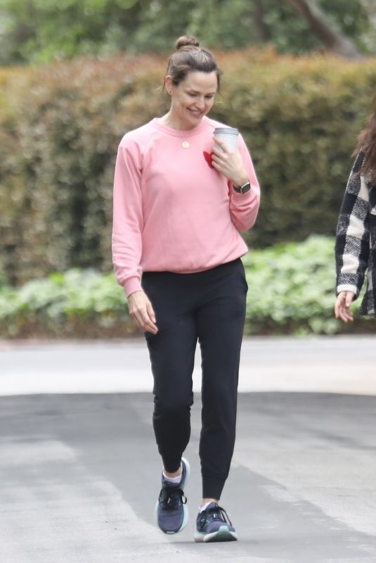 JENNIFER GARNER Out Hikinig in Brentwood 03/19/2022