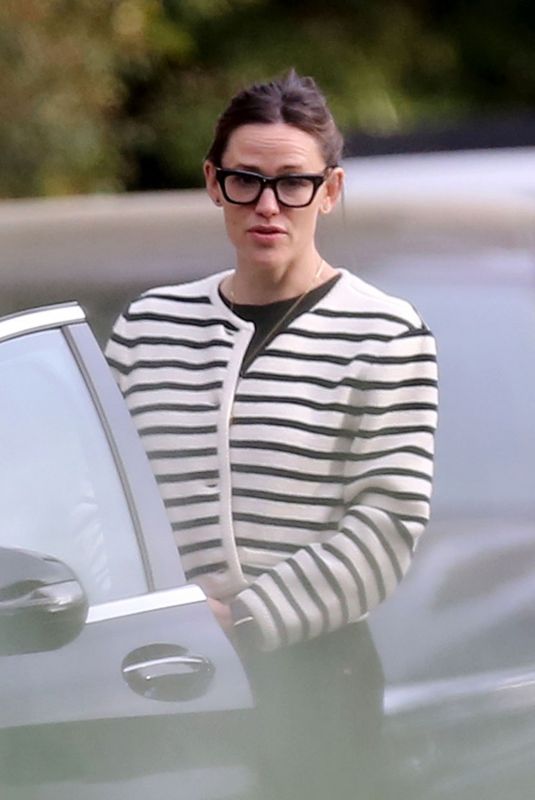 JENNIFER GARNER Out in Brentwood 03/15/2022