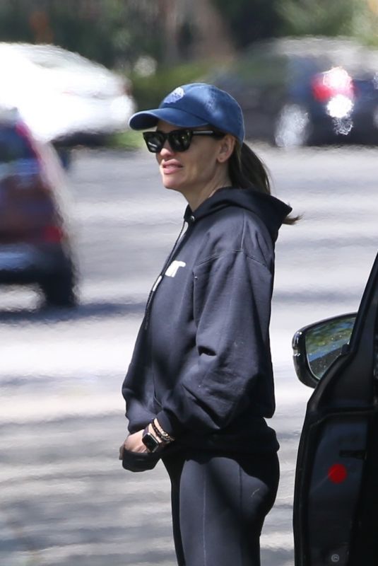 JENNIFER GARNER Out in Santa Monica 03/12/2022