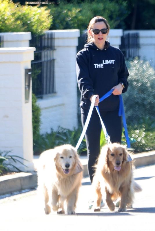 JENNIFER GARNER Out wuth Her Dogs in Santa Monica 03/12/2022