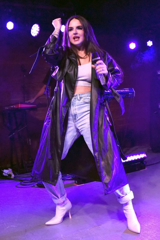 JOANNA JOJO LEVESQUE Performs at Scoot Inn in Austin 03/10/2022