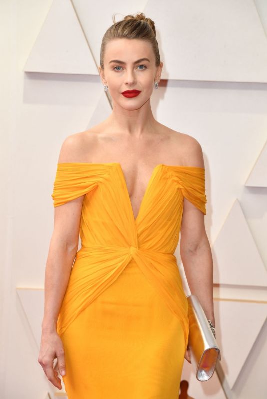 JULIANNE HOUGH at 94th Annual Academy Awards at Dolby Theatre in Los Angeles 03/27/2022