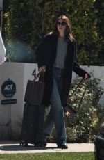 KAIA GERBER and Austin Butler Carrying Their Luggage Out in Studio City 03/12/2022