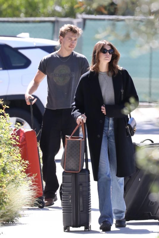 KAIA GERBER and Austin Butler Carrying Their Luggage Out in Studio City 03/12/2022