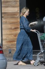 KATE HUDSON Shopping at Erewhon Market in Los Angeles 03/23/2022