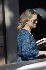 KATE HUDSON Shopping at Erewhon Market in Los Angeles 03/23/2022