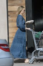 KATE HUDSON Shopping at Erewhon Market in Los Angeles 03/23/2022