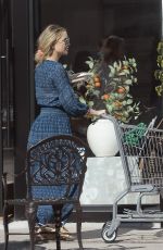 KATE HUDSON Shopping at Erewhon Market in Los Angeles 03/23/2022
