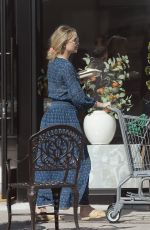 KATE HUDSON Shopping at Erewhon Market in Los Angeles 03/23/2022