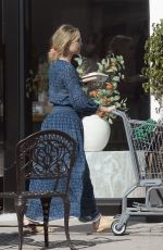 KATE HUDSON Shopping at Erewhon Market in Los Angeles 03/23/2022