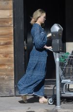 KATE HUDSON Shopping at Erewhon Market in Los Angeles 03/23/2022