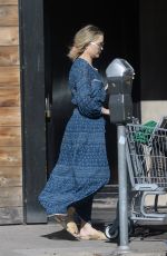 KATE HUDSON Shopping at Erewhon Market in Los Angeles 03/23/2022
