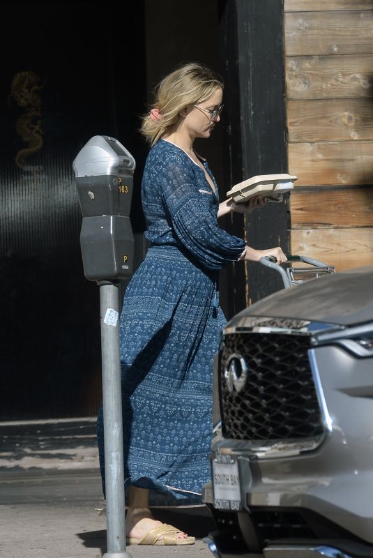 KATE HUDSON Shopping at Erewhon Market in Los Angeles 03/23/2022