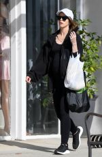 KATHERINE SCHWARZENEGGER Out for Breakfast in Pacific Palisades 03/13/2022