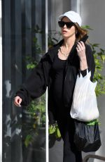 KATHERINE SCHWARZENEGGER Out for Breakfast in Pacific Palisades 03/13/2022