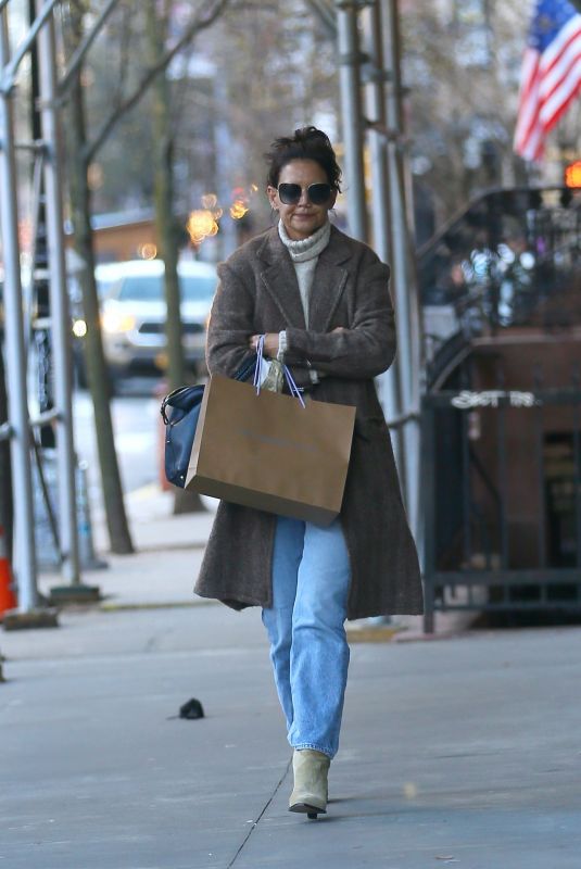 KATIE HOLMES Out in New York 03/29/2022