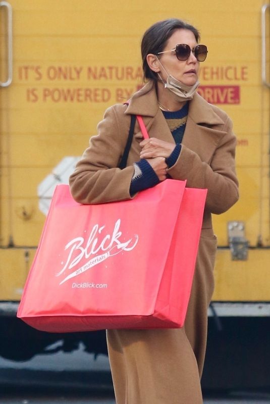 KATIE HOLMES Shopping at Blick Art Materials in New York 02/28/2022