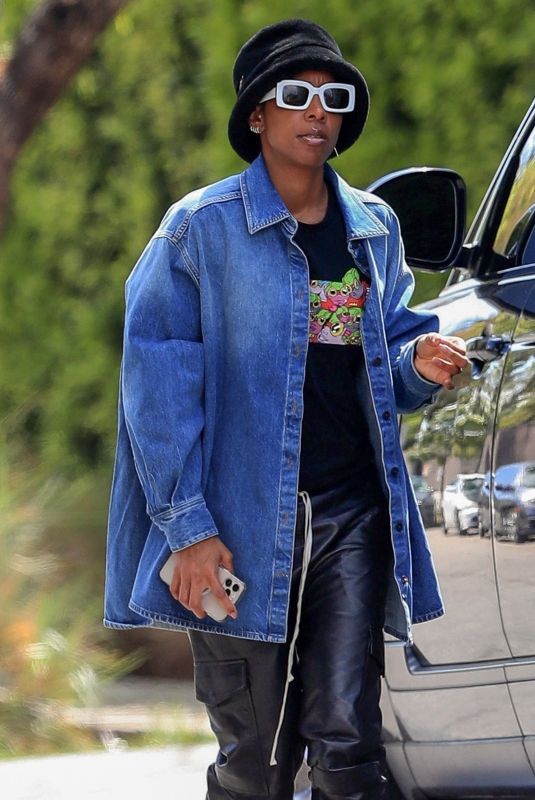 KELLY ROWLAND Out and About in Beverly Hills 03/28/2022