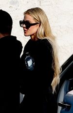 KHLOE KARDASHIAN Leaves Her Daughter