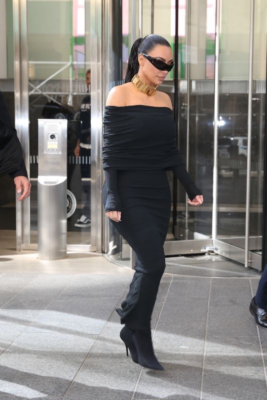 KIM KARDASHIAN Leaves Vogue Offices in New York 03/22/2022