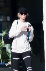 KIMBERLY STEWART Leaves a Gym in Studio City 03/05/2022