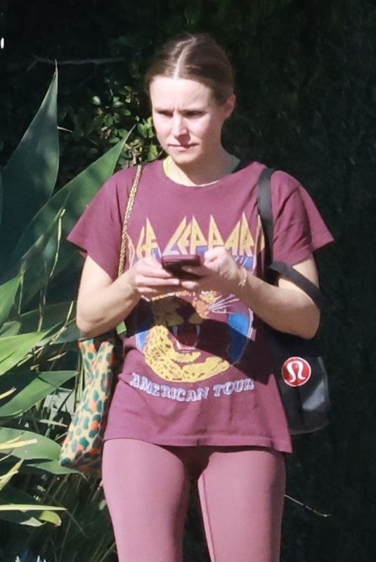 KRISTEN BELL Heading for Morning Exercise in Los Feliz 03/22/2022