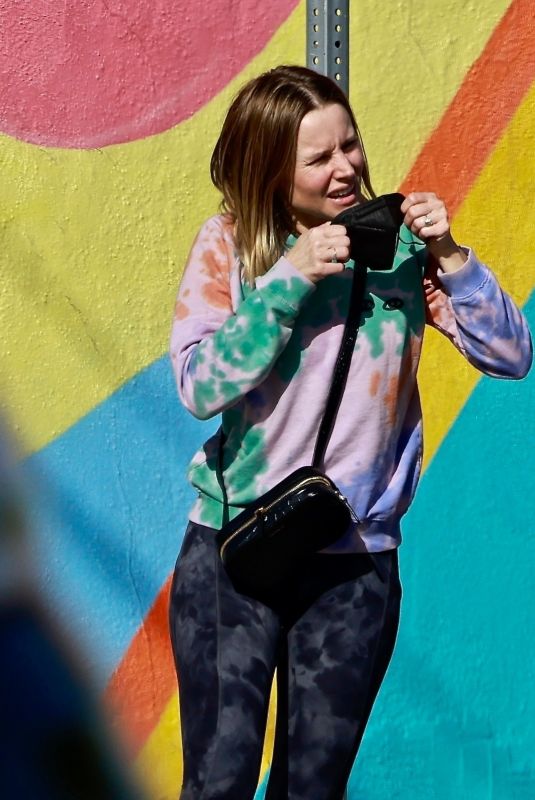 KRISTEN BELL Heading to Yoga Class in Los Angeles 03/10/2022