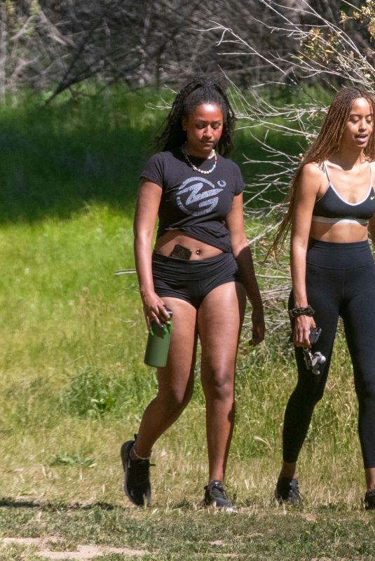 MALIA and SAHSA OBAMA Out Hikinig in Los Angeles 03/16/2022
