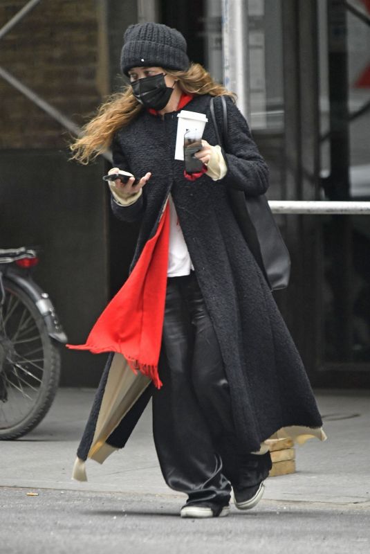 MARY KATE OLSEN Out in New York 03/30/2022