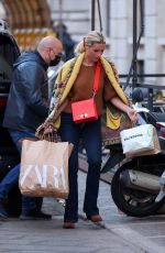 MICHELLE HUNZIKER Shopping at Zara in Milan 03/07/2022