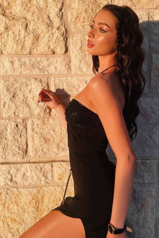 MISHKA SILVA - Instagram Photos 03/30/2022