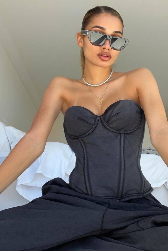 PIA MIA PEREZ – Instagram Photos and Video 03/15/2022