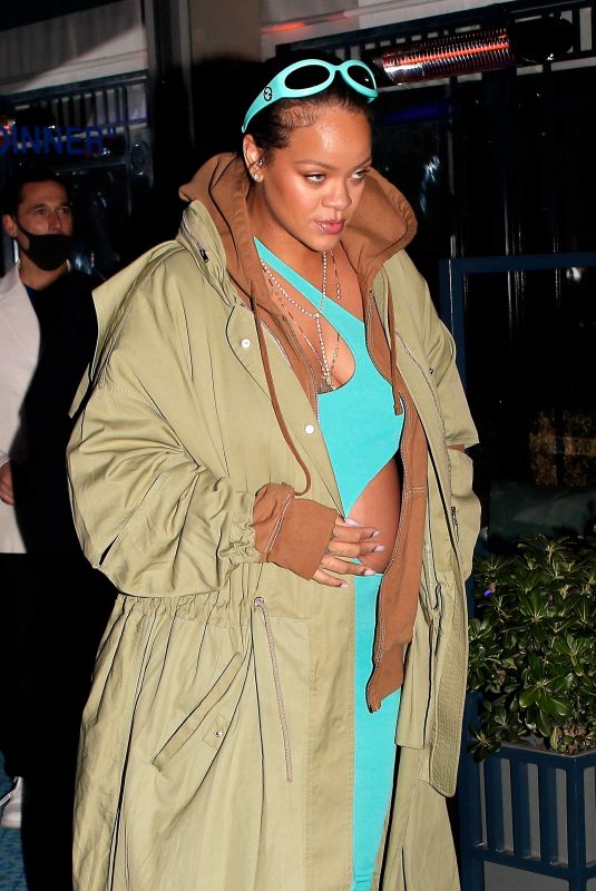 Pregnant RIHANNA Out for Dinner at Caviar Kaspia in Paris 03/04/2022