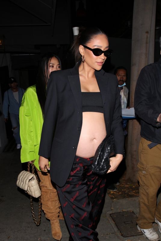 Pregnant SHAY MITCHELL Leaves Craig