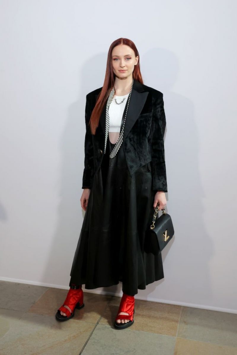 pregnant-sophie-turner-at-louis-vuitton-show-at-paris-fashion-week-03-07-2022-1.jpg