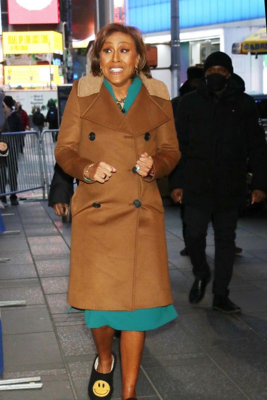 ROBIN ROBERTS Arrives at Good Morning America in New York 03/30/2022