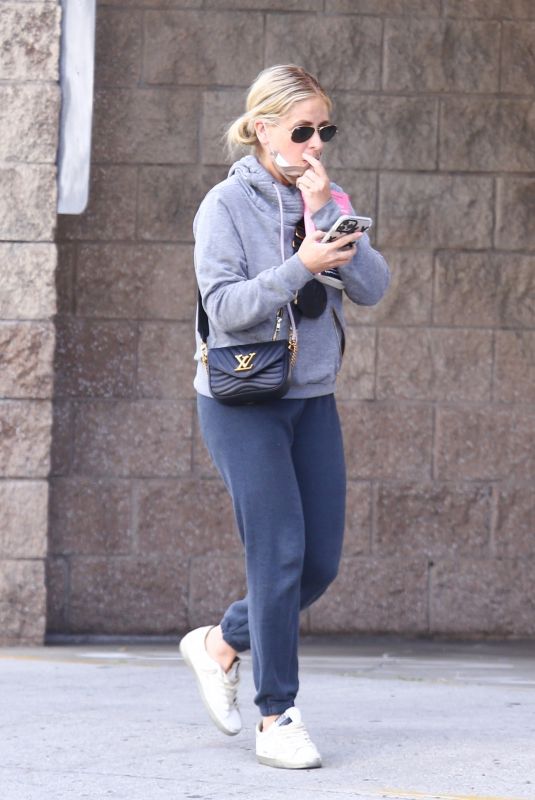 SARAH MICHELLE GELLAR Out for Breakfast in Santa Monica 03/04/2022