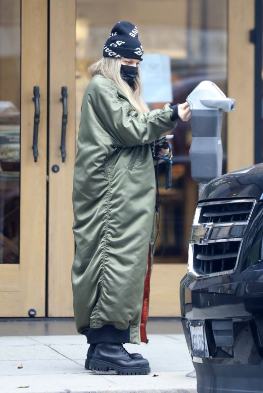 STACY FERGIE FERGUSON Feeds a Parking Meter in Los Angeles 01/19/2022