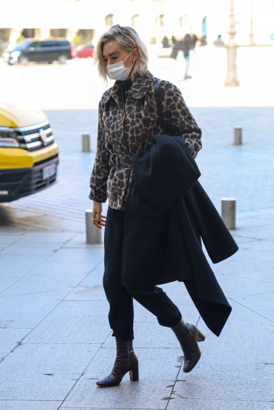 VANESS KIRBY Out at Paris Fashion Week 03/05/2022