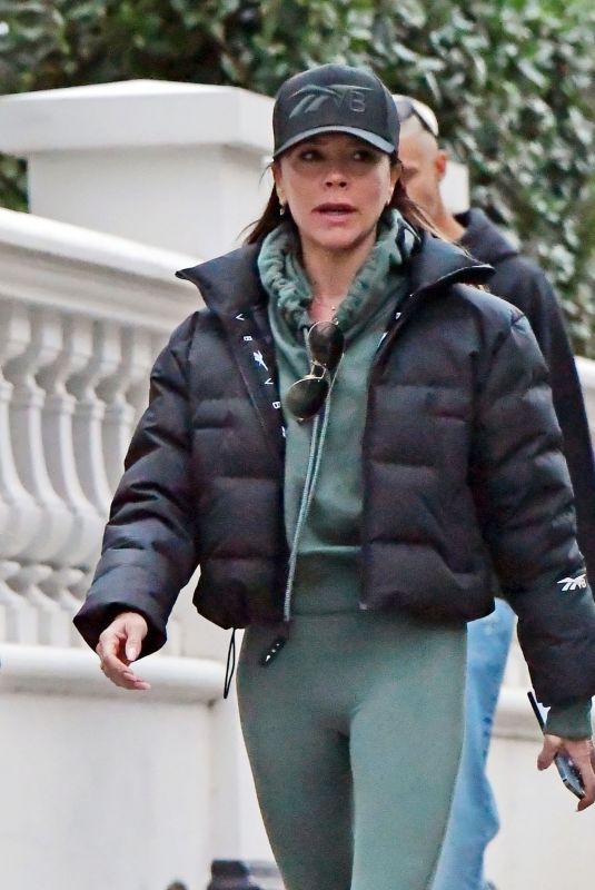 VICTORIA BECKHAM Out in Notting Hill 03/10/2022