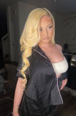 ALABAMA BARKER - Instagram Photos 04/05/2022