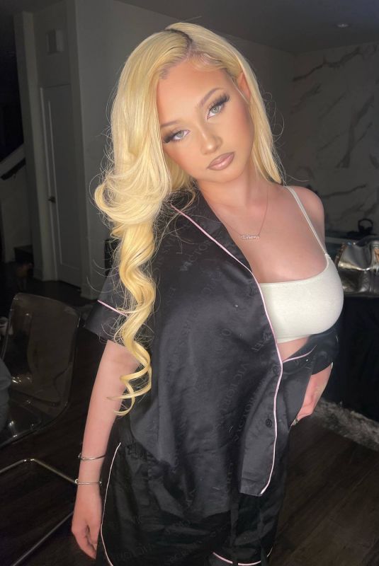 ALABAMA BARKER - Instagram Photos 04/05/2022