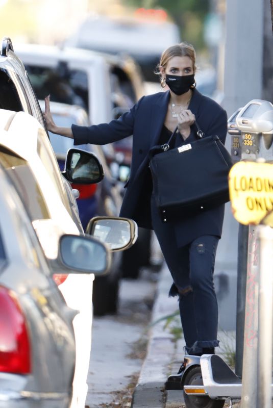 ASHLEE SIMPSON Out in Los Angeles 04/14/2022