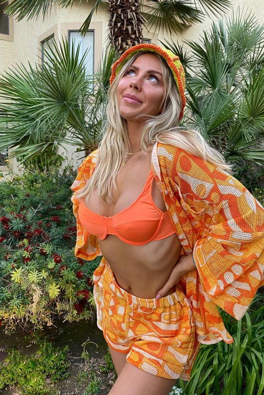 BEATRICE BOUCHARD - Instagram Photos 04/19/2022