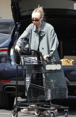 DAKOTA FANNING Shopping at Vons in Toluca Lake 04/01/2022