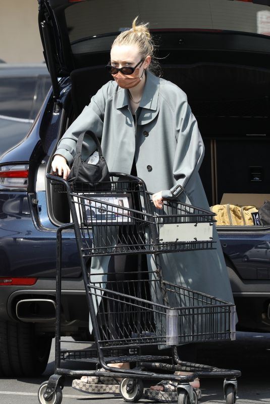 DAKOTA FANNING Shopping at Vons in Toluca Lake 04/01/2022