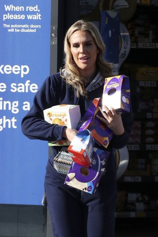 DANIELLE LLOYD Shopping at Tesco in Birmingham 04/10/2022